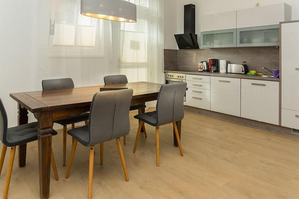 H&H Apartments Im Herzen Der Stadt In Der Lange Strasse Geraeumig Ruhig Mit Kueche Und Esstisch Greifswald Eksteriør billede